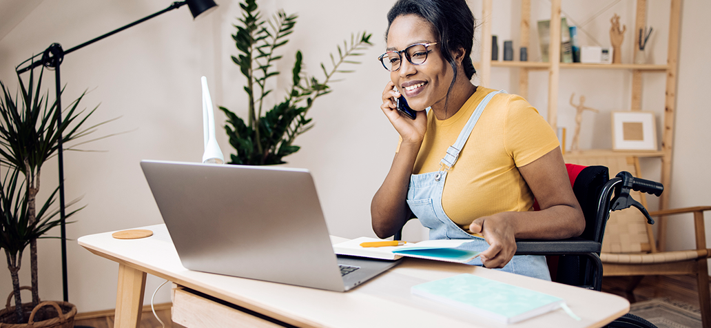 woman in wheelchair using online learning